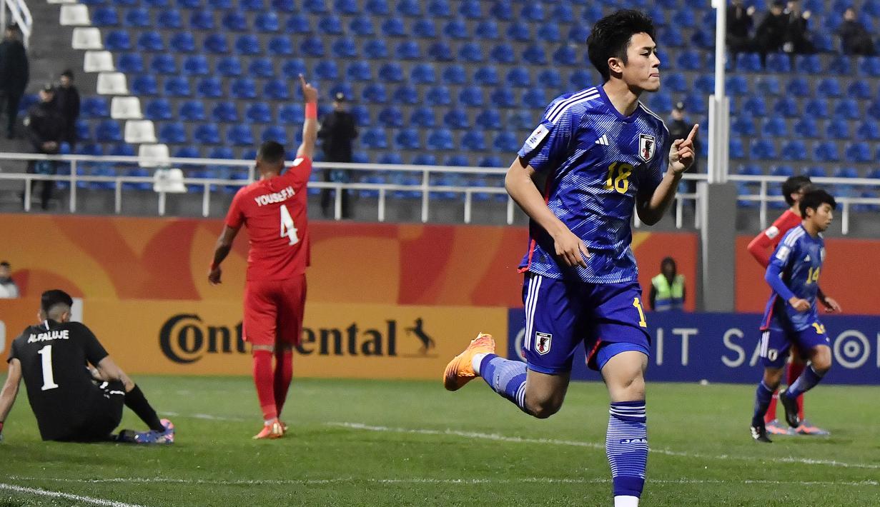 Selebrasi pemain Jepang U-20, Isa Sakamoto setelah mencetak gol kedua ke gawang Yordania U-20 pada laga perempatfinal Piala Asia U-20 2023 di Lokomotiv Stadium, Tashkent, Uzbekistan, Minggu (12/3/2023). (AFC/Pranit Katwal)