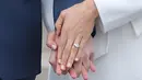 Pangeran Harry dan aktris AS, Meghan Markle menunjukan cincin pertunangan mereka kepada media di Kensington Palace, London, Senin (27/11). Cincin kuning emas pertunangan yang dirancang oleh Harry sendiri itu memiliki tiga berlian. (DANIEL LEAL-OLIVAS/AFP)