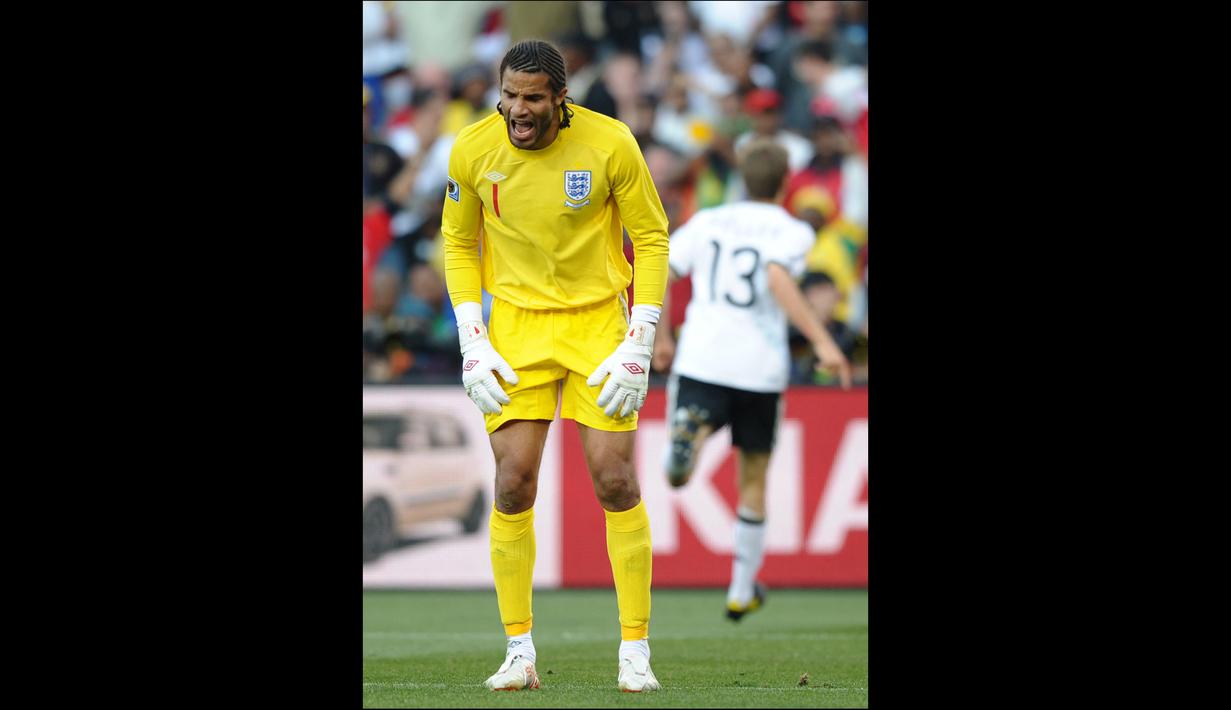 <p>David James. Mantan kiper Portsmouth tersebut mengalami cedera otot bahu yang disebabkan memancing ikan emas raksasa. (AFP/Paul Ellis)</p>