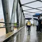 Presiden Joko Widodo atau Jokowi meninjau banjir Kalimantan Selatan (Kalsel) dari atas jembatan Pakauman yang dilintasi Sungai Martapura, Kabupaten Banjar. (Dok Setpres)