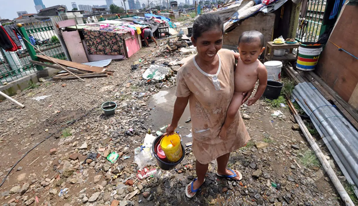 Warga Bongkaran Tanah Abang memanfaatkan puing-puing untuk membuat 'rumah darurat', Kawasan Bongkaran, Tanah Abang, Jakarta, Rabu (21/1/2015). Seorang warga usai memandikan anaknya di Kawasan Bongkaran (Liputan6.com/Miftahul Hayat) 