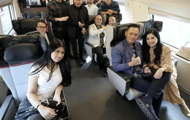 Tas Chanel bergaya klasik juga berhasil menjadi pelengkap gaya monokrom dari Almira.  [Foto: Instagram/ Annisa Yudhoyono]