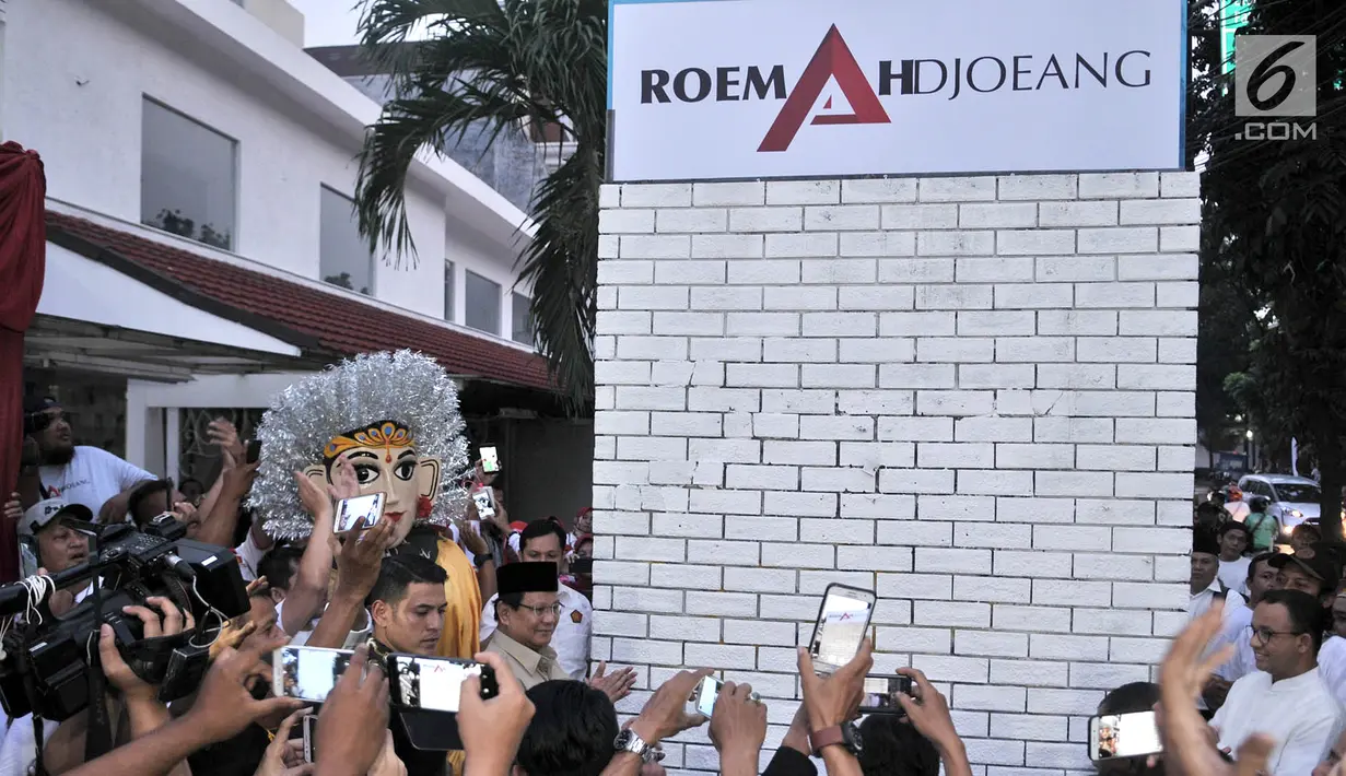 Ketua Umum Partai Gerindra Prabowo Subianto dan Gubernur DKI Jakarta, Anies Baswedan saat meresmikan Roemah Djoeang bagi para relawan di Jalan Wijaya, Kebayoran Baru, Jakarta, Minggu (29/7). (Merdeka.com/Iqbal S Nugroho)