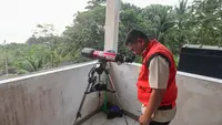 Kesibukan Petugas Pantau Gunung Anak Krakatau dari Pos Pengamatan