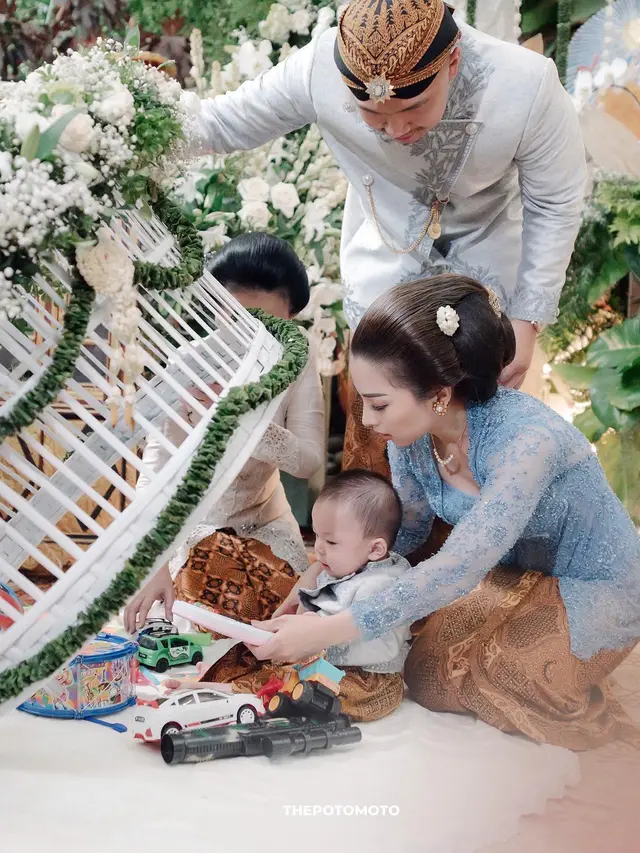 Nikita Willy menggelar acara adat Tedak Sinten Baby Izz