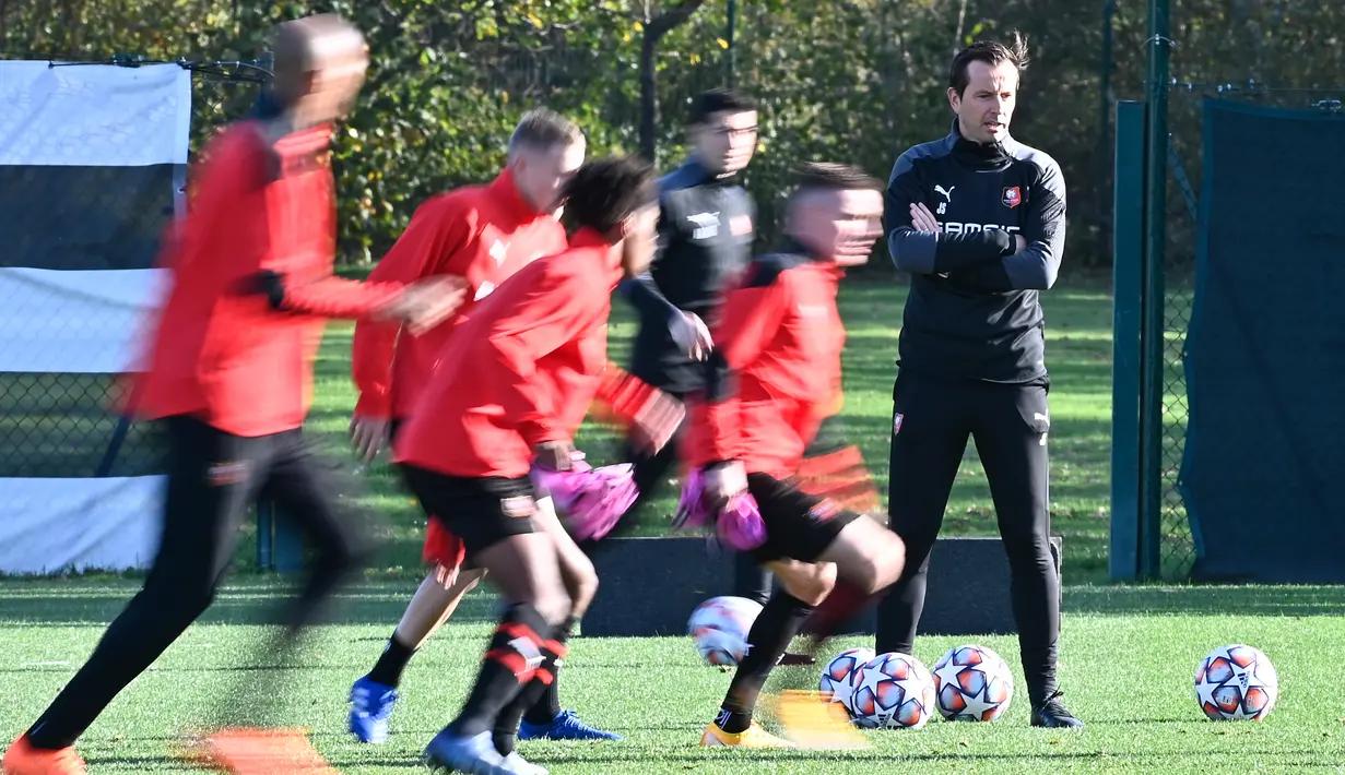 Pelatih Rennes, Julien Stephan menyaksikan pemainnya berlatih di Pusat Pelatihan Henri-Guerin di La Piverdiere di Rennes, Prancis barat (3/11/2020). Rennes akan bertanding melawan Chelsea pada grup E Liga Champions di Stamford Bridge, London. (AFP/Damien Meyer)