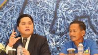 Presiden Inter Milan, Erick Thohir (kiri), dan pelatih Persib Bandung, Djajang Nurdjaman (kanan) memberikan pejelasan mengenai kerja sama antara Inter dan Persib Bandung di Hotel Fairmont, Jakarta, Rabu (13/1/2016). (Bola.com/Nicklas Hanoatubun)