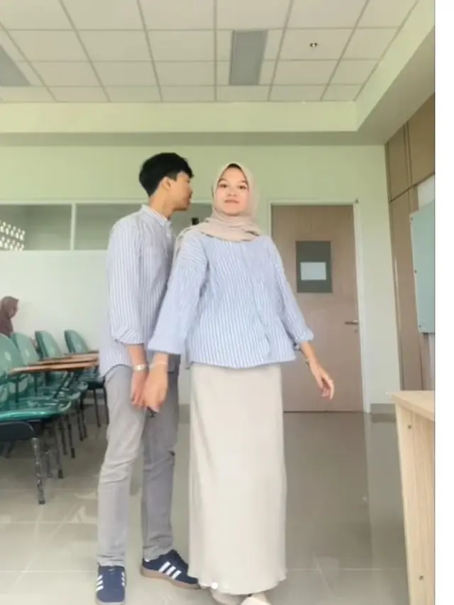 Pasangan Kekasih Ini Sering Pakai Baju Couple ke Kampus, 6 Potretnya Serasi Banget