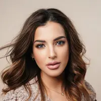 Tasya Farasya kembali membuktikan bahwa dirinya memang ratu makeup sejati. Dalam potret terbarunya, beauty influencer satu ini tampil memukau dengan riasan bernuansa soft glam, perpaduan sempurna antara kesan feminin dan elegan yang tetap terlihat effortless. [@tasyafarasya].