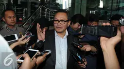 Mantan Wakil Ketua Komisi II DPR Khatibul Umam Wiranu menjawab pertanyaan wartawan usai menjalani pemeriksaan, Jakarta, Jumat (9/12). Khatibul diperiksa sebagai saksi dalam kasus dugaan korupsi e-KTP. (Liputan6.com/Helmi Afandi)