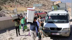 Serangkaian serangan Israel di kota Masnaa telah memutus akses utama yang digunakan orang untuk mengungsi. (HASSAN JARRAH/AFP)