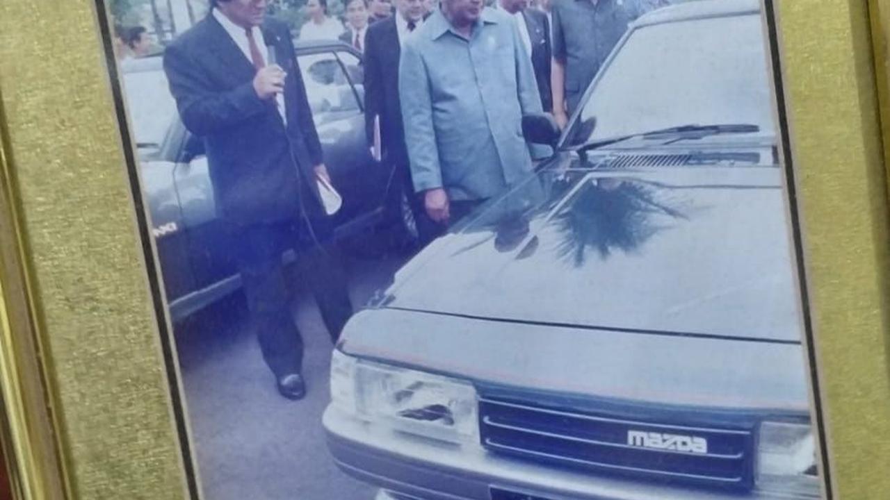 2. Paparan ke Presiden Soeharto 'Mobnas' Mazda MR90