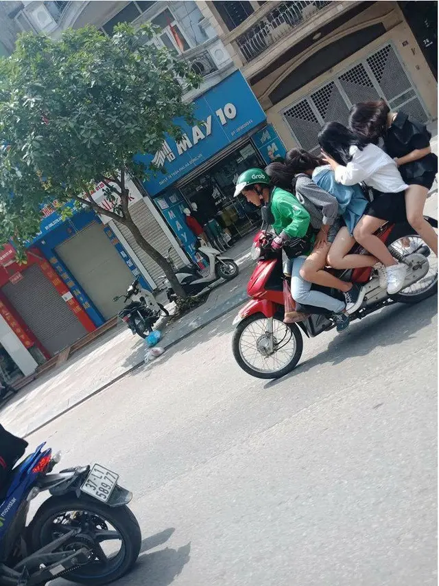 Momen Saat Driver Ojek Online Bawa Dua Cewek Cantik ini Bikin Iri