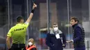 Wasit Maurizio Mariani memberikan kartu kuning kepada pelatih kepala Inter Milan Antonio Conte pada pertandingan Serie A antara Inter Milan dan Atalanta di Stadion San Siro, Milan, Italia, Senin (8/3/2021). Inter Milan menang 1-0. (AP Photo/Luca Bruno)
