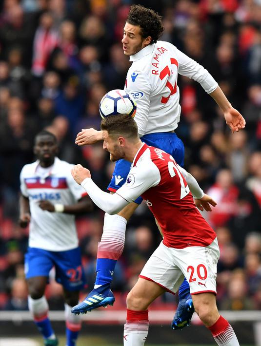 Bek Arsenal Shkodran Mustafi berebut bola dengan gelandang Stoke City Ramadhan Sobhi saat pertandingan Liga Inggris di Stadion Emirates, London (4/1). (AFP Photo/Oliver Greenwood)