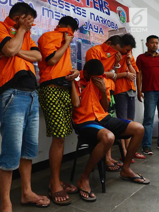 Sejumlah tersangka kasus narkoba menutupi wajah mereka saat gelar perkara di Polda Metro Jaya, Jakarta, Jumat (1/3). Subdit II Resnarkoba menangkap lima tersangka dalam kasus ini. (Merdeka.com/ImamBuhori)