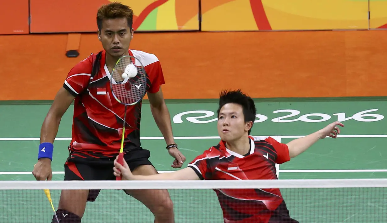 Ganda campuran Indonesia, Tantowi Ahmad/Liliyana, mengalahkan ganda campuran Australia, Robin Middleton/Leanne Choo, dengan skor 21-7 dan 21-8 pada laga Olimpiade Rio de Janeiro di Brasil, Kamis (11/8/2016). (Reuters/Marcelo Del Pozo)