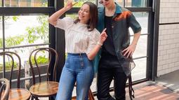Henry Lau juga bertemu dengan Rossa, tak hanya berpose bareng keduanya juga sempat duet menyanyikan lagu &quot;Terlalu Cinta&quot;. (Foto: Instagram/@itsrossa910)
