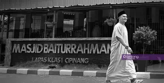 Pedangdut Saipul Jamil sedang menerima apa yang telah dilakukannya. Pria yang biasa disapa Bang Ipul itu kini harus mendekam di Lembaga Pemasyarakatan (Lapas) Cipinang, Jakarta Timur. (Bambang E. Ros/Bintang.com)