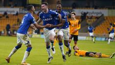 Bek Everton, Michael Keane (kedua dari kiri) melakukan selebrasi usai mencetak gol kedua timnya ke gawang Wolverhampton Wanderers dalam laga lanjutan Liga Inggris 2020/21 di Molineux Stadium, Selasa (12/1/2021). Everton menang 2-1 atas Wolverhampton Wanderers. (AFP/Tim Keeton/Pool)