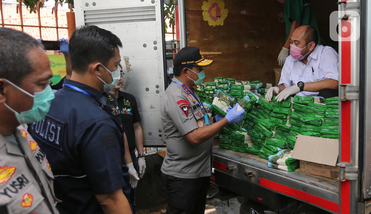 Kapolda Metro Jaya Irjen Nana Sudjana saat meninjau Operasi Pasar di Pasar Palmerah, Jakarta, Jumat (20/3/2020). Kapolda Metro Jaya Irjen Nana Sudjana bersama Satgas Pangan Ditreskrimsus Polda Metro Jaya melakukan pemantauan langsung untuk mencegah panic buying. (Liputan6.com/Fery Pradolo)