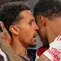 Marquinhos dari PSG memeluk Gabriel Magalhaes dari Arsenal setelah adu penalti di final Liga Champions antara Paris Saint-Germain dan Arsenal di Budapest, Hongaria, Sabtu, 30 Mei 2026. (AP Photo/Andreea Alexandru)