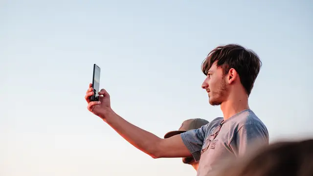 Ilustrasi swafoto, selfie
