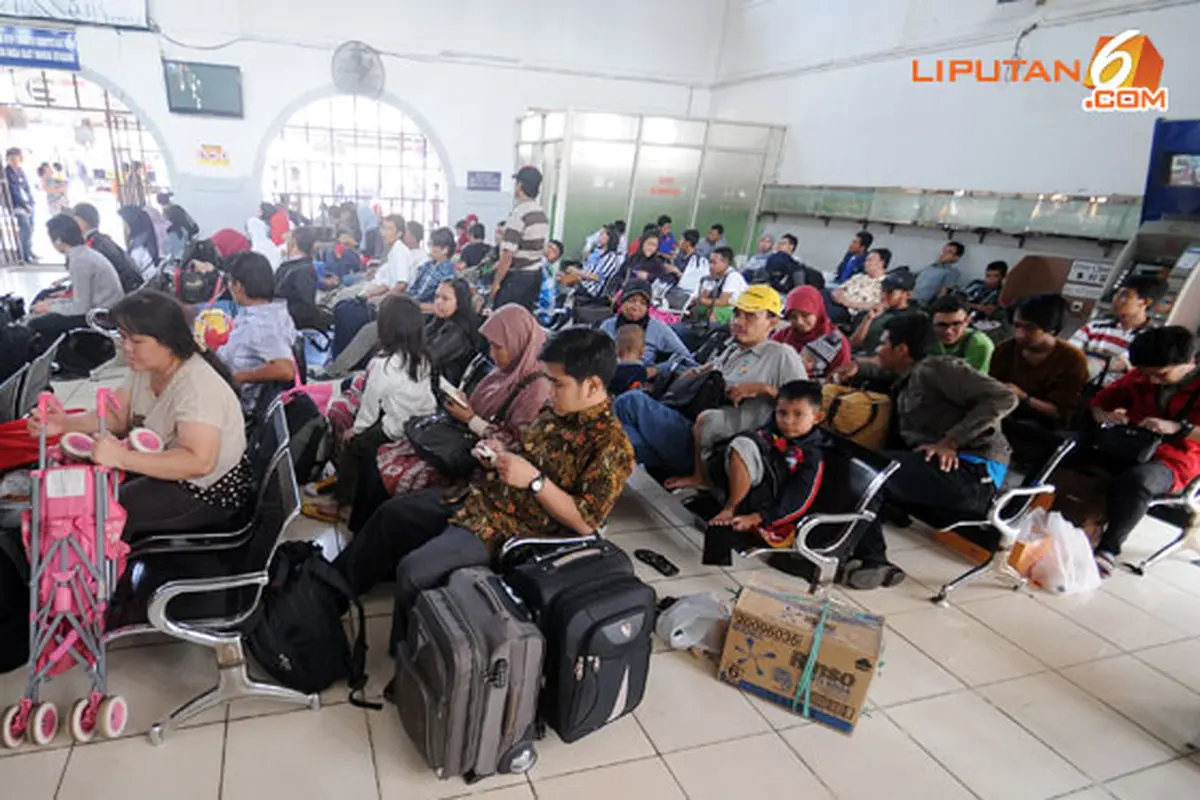 penumpang-kereta130807b.jpg