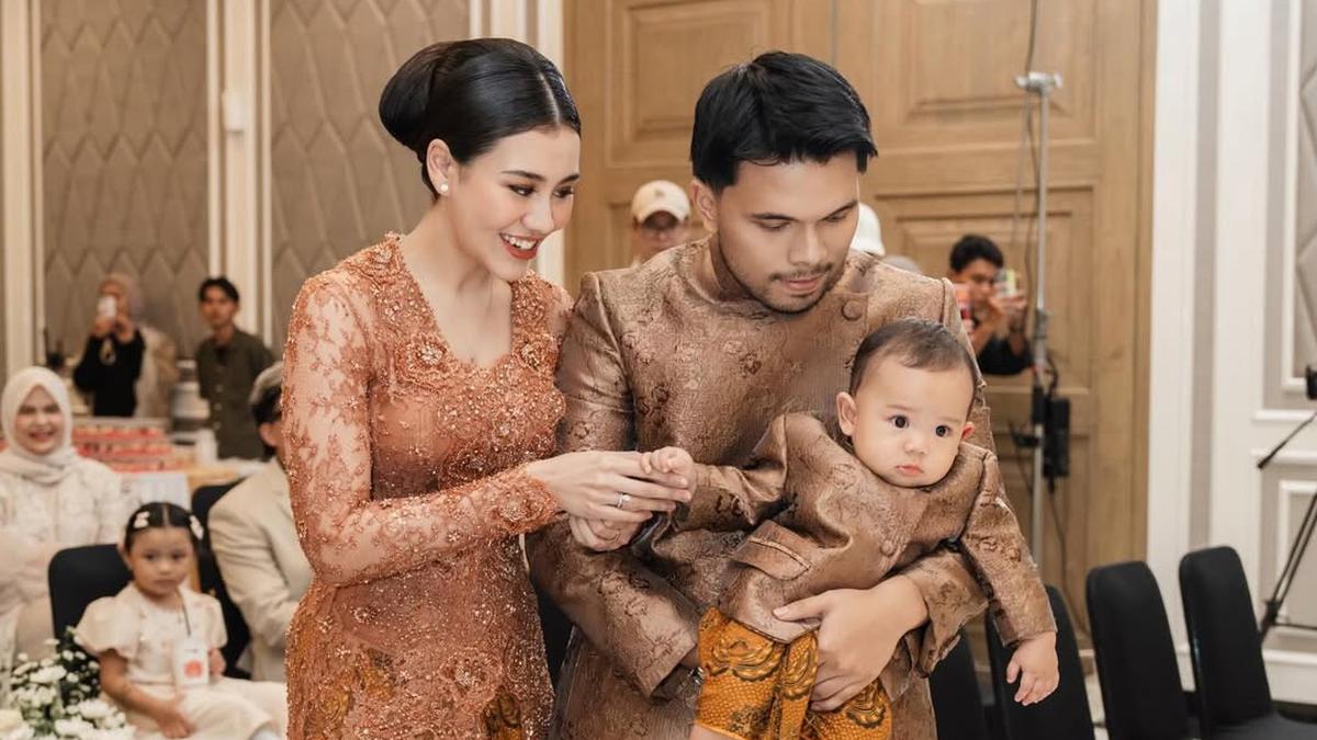 6 Potret Aaliyah Massaid di Acara Tedak Siten Baby Arash, Menawan dengan Kebaya Karya Anggi Asmara