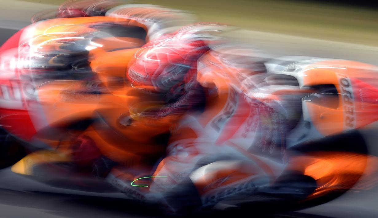 Pebalap Repsol Honda Marc Marquez saat melintasi sirkuit Philip Island, Australia, Minggu (18/10/2015).  (AFP PHOTO / Saeed Khan)