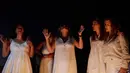 Wanita mengambil bagian dalam upacara Tashlich, di mana mereka menuliskan hal-hal yang ingin mereka lepaskan sebelum melemparkannya ke dalam api, di pantai di Tel Aviv, Israel, Selasa (14/9/2021). (AP Photo/Maya Alleruzzo)