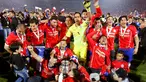 Para pemain Chili merayakan kemenangan mereka di laga final Copa America 2015 di Stadion Nasional di Santiago, Chili, (4/7/2015). Chili menang lewat adu penalti atas Argentina dengan skor 4-1. (REUTERS/Marcos Brindicci)