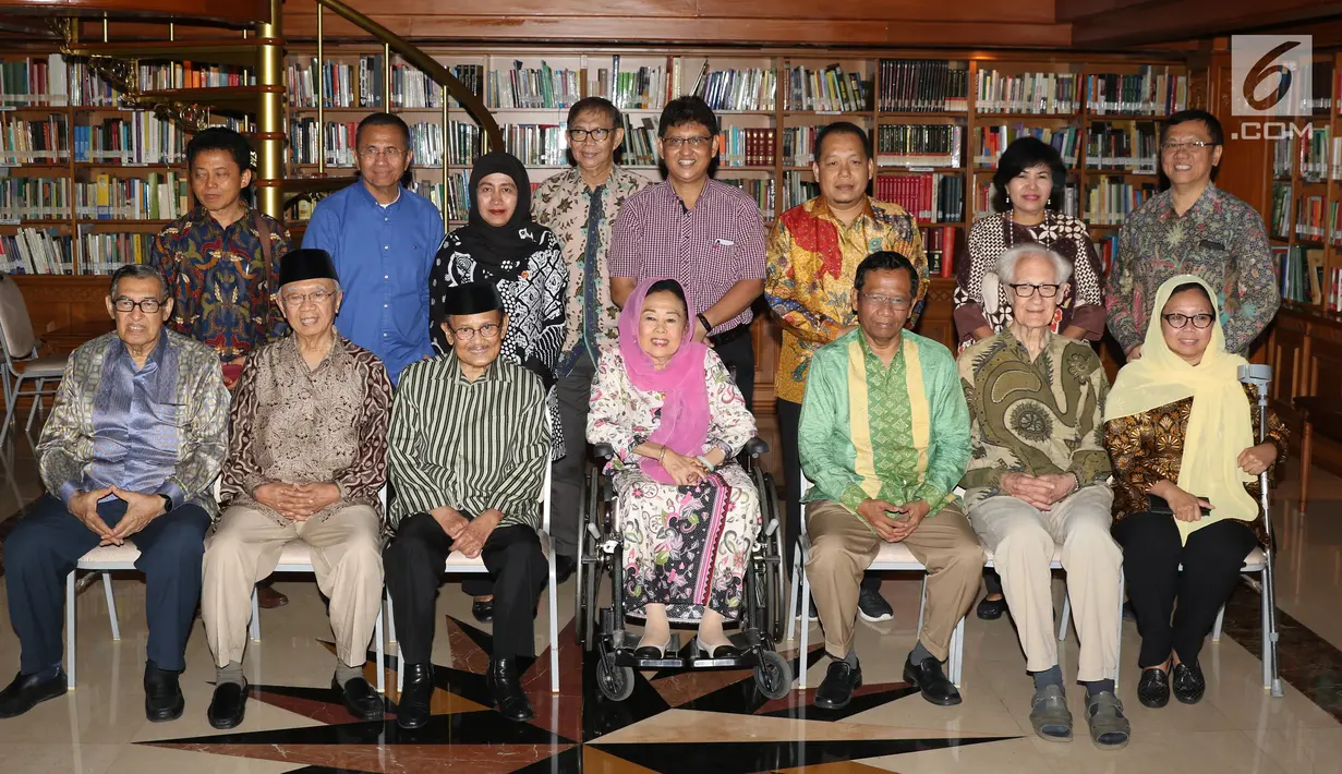 Presiden RI ke-3 BJ Habibie (ketiga kiri duduk) saat melakukan silaturahmi dengan sejumlah tokoh bangsa dan tokoh gerakan suluh kebangsaan di kediamannya, Jakarta, Rabu (1/5/2019). Silaturahmi membahas kemajuan dan arah masa depan bangsa Indonesia. (Liputan6.com/Helmi Fithriansyah)