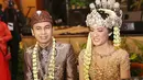 Pria yang telah resmi menjadi suami Anissa ini memang terkenal sebagai komika yang selalu membuat banyak orang tertawa lepas. Usai melangsungkan akad nikah, Radit yang semula tegang pun kembali melucu. (Nurwahyunan/Bintang.com)