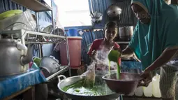 Selepas pulang sekolah Ilham Lestaluhu rajin membantu ibunya membuat kue pulut siram (makanan khas Maluku), sebelum pergi berlatih sepak bola. (Bola.com/Vitalis Yogi Trisna)