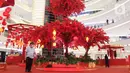 Pengunjung berjalan di dekat Instalasi Red Lunar di Mal Senayan City, Jakarta, Kamis (19/1/2023). Pengunjung bisa menikmati Instalasi yang indah ini mulai dari 14 Januari – 5 Februari 2023. (Liputan6.com/Herman Zakharia)