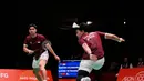 Ganda putra Indonesia Leo Rolly Carnando (kanan) dan Daniel Marthin mengembalikan kok saat menghadapi pasangan China Liang Weikeng dan Wang Chang pada pertandingan final ganda putra bulu tangkis Asian Games 2026 di Ichinomiya, Jepang, Selasa (29/9/2026). (AP Photo/Dita Alangkara)