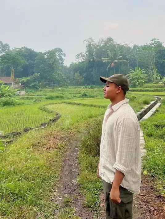 Selain membagikan momen saat menjalani tes, Yuni juga membagikan momen menikmati liburan. Cello tampak menikmati indahnya pemandangan alam dan pesawahan di Yogyakarta. [Instagram/yunishara36]