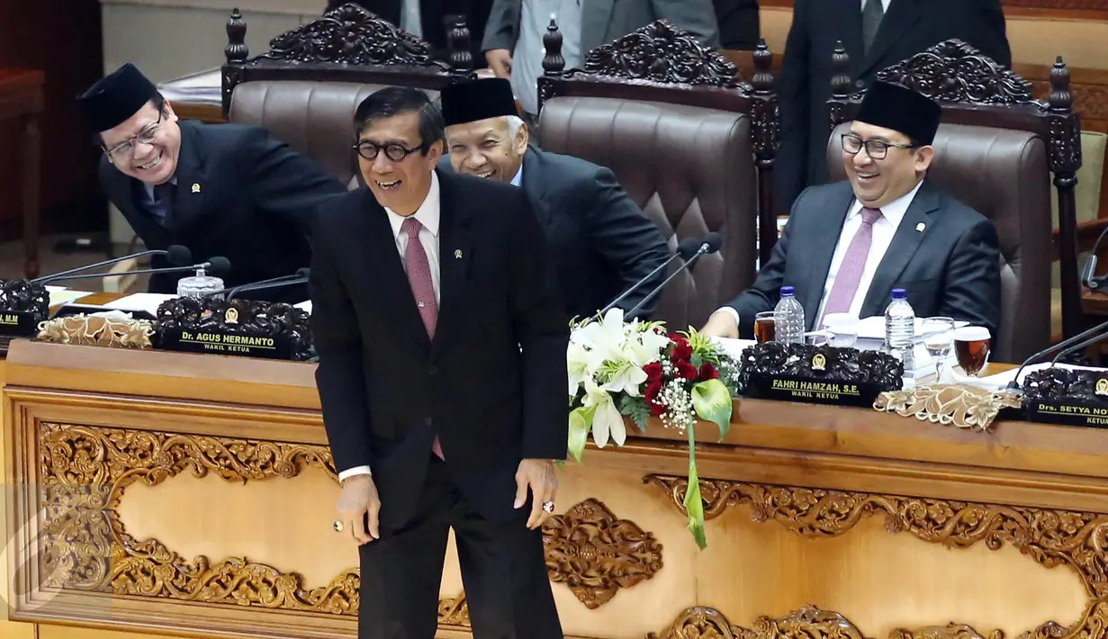 Menteri Hukum dan HAM Yasona Louly sebagai Perwakilan pemerintah usai membacakan Pandangan Pemerintah saat sidang paripurna ke-22 DPR di Gedung Nusantara II, Kompleks Parlemen, Senayan, Jakarta, Kamis (27/4). (Liputan6.com/Johan Tallo)
