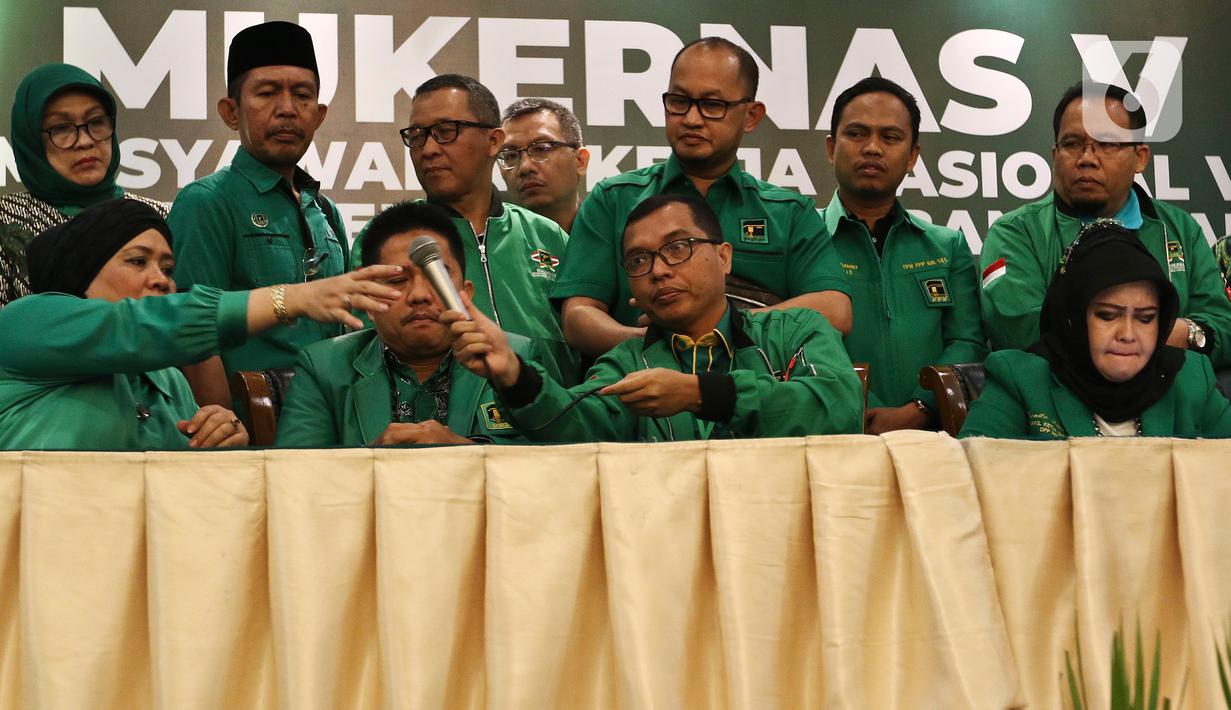 Wakil Ketua PPP Fernita Darwis bersama Wakil Sekretaris Jenderal PPP, Achmad Baidowi dan sejumlah Kader PPP memberikan keterangan pers disela Musyawarah Kerja Nasional (Mukernas) V PPP di Jakarta, Minggu (15/12/2019). Mukernas V PPP resmi ditutup hari ini. (Liputan6.com/Johan Tallo)