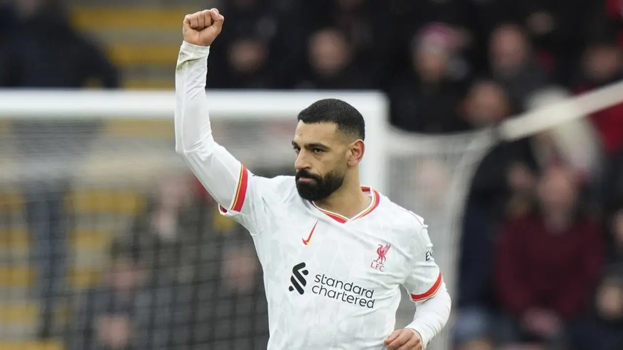 Selebrasi winger Liverpool, Mohamed Salah setelah mencetak gol pertama ke gawang Bournemouth.  (c) AP Photo/Alastair Grant