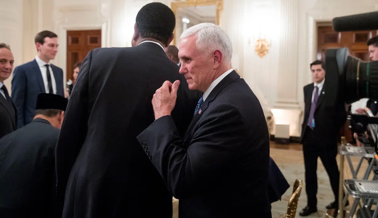 Wakil Presiden Amerika Serikat (AS), Mike Pence menghadiri acara buka puasa bersama di Gedung Putih, Washington, Rabu (6/6). Acara yang dihadiri para undangan dari perwakilan internasional itu digelar di State Dining Room. (AP/Andrew Harnik)