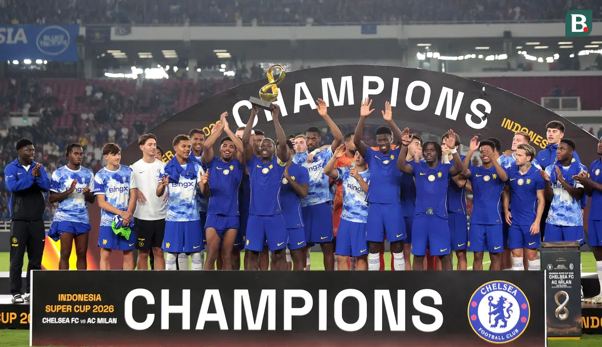 Pemain Chelsea mengangkat trofi juara Indonesia Super Cup 2026 setelah mengalahkan AC Milan dengan skor 3-0 pada laga pramusim di Stadion Utama Gelora Bung Karno (SUGBK), Jakarta, Sabtu (8/8/2026). Kemenangan The Blues dipastikan lewat dua gol Joao Pedro dan satu gol Moises Caicedo, sekaligus menghadirkan trofi perdana bagi pelatih Xabi Alonso sejak menangani Chelsea. (KapanLagi.com/Budy Santoso)