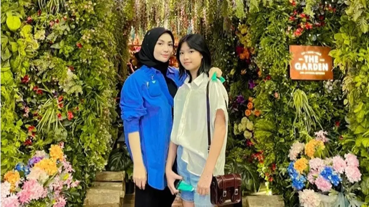 6 Potret Imel Putri Cahyati Bareng Sang Anak yang Beranjak Remaja, Bak Kakak Adik