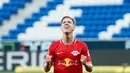 Gelandang RB Leipzig, Dani Olmo, merayakan gol yang dicetaknya ke gawang Hoffenheim pada laga lanjutan Bundesliga peka ke-30 di Rhein-Neckar Arena, Sabtu (13/6/2020) dini hari WIB. Leipzig menang 2-0 atas Hoffenheim. (AFP/Uwe Anspach/Pool)