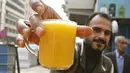Mual biasanya disebabkan asam lambung yang meningkat, meminum jus jeruk atau air lemon dapat meredakan asam lambung. (AFP Photo)