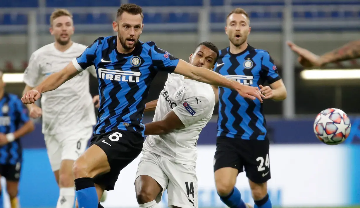 Bek Inter Milan,Stefan de Vrij (kiri) berebut bola dengan Alassane Plea dari Borussia Moenchengladbac pada matchday pertama Grup B Liga Champions di Giuseppe Meazza, Kamis (22/10/2020) dini hari WIB. Inter Milan harus puas bermain imbang 2-2 saat menjamu tamunya Monchengladbach (AP Photo/Luca Bruno)