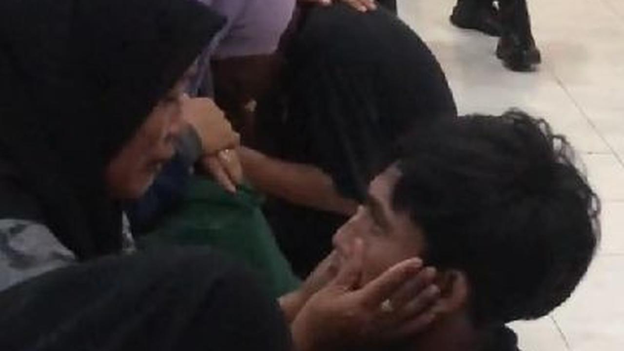 Orang Tua Menangis