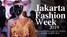Jakarta Fashion Week 2019 juga diisi dengan penampilan karya lima perajin Dekranasda DKI Jakarta.