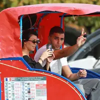 Kourtney Kardashian dan Younes Bendjima terlihat menggemaskan banget saat naik Tuk Tyk di Paris! (Best Image / BACKGRID / US Magazine)